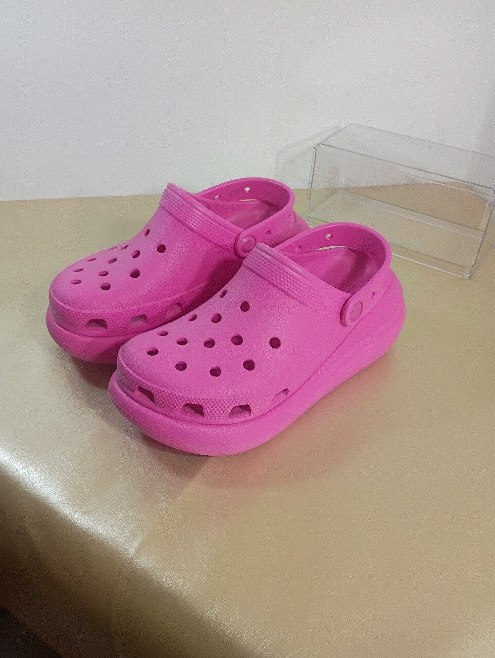 CROCS UNISEX 207521-001 CLASSIC CRUSH CLOG HOT PINK M6/W8 . Condition is Pre-own